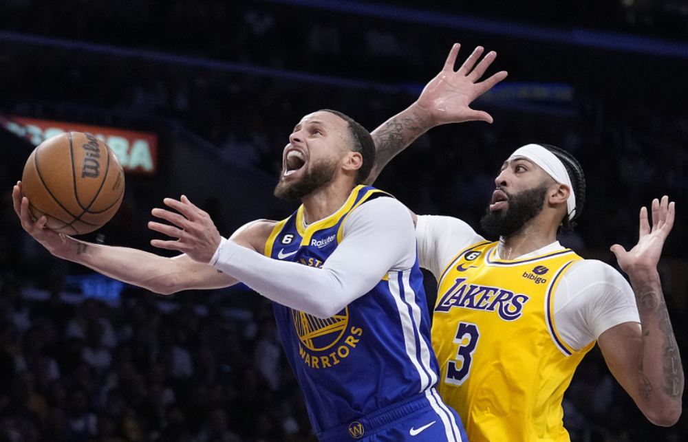 NBA比赛：勇士击败湖人，库里砍下30分